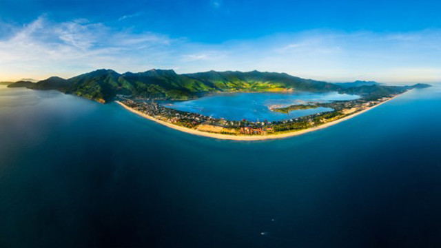 海云岭与陵姑湾的完美结合。图自越通社