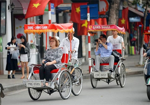 坐在三轮车上观赏河内风景绝对是有趣的体验。（图片来源：越南《人民军队报》）
