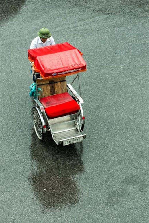 Coupaud送三轮车到柬埔寨，并用17个小时23分钟骑三轮车跨越250公里路来到西贡。（图片来源：越南《人民军队报》）