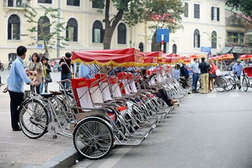三轮车集中在还剑湖迎接游客。（图片来源：越南《人民军队报》）