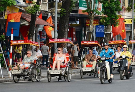 春天、秋天及冬天是游客喜欢坐三轮车的季节。（图片来源：越南《人民军队报》）