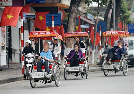 三轮车以其美丽外观为河内首都街道添加风采。（图片来源：越南《人民军队报》）