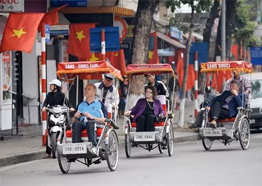 三轮车以其美丽外观为河内首都街道添加风采。（图片来源：越南《人民军队报》）