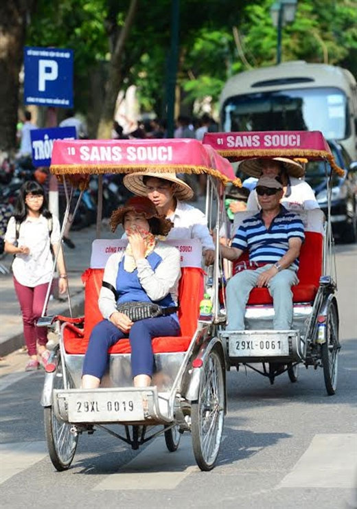 三轮车便于骑在河内、西贡的小胡同载运人或货物。（图片来源：越南《人民军队报》）