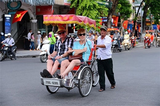 当河内天气凉快的时候，游客喜欢挑选三轮车观赏风景。（图片来源：越南《人民军队报》）