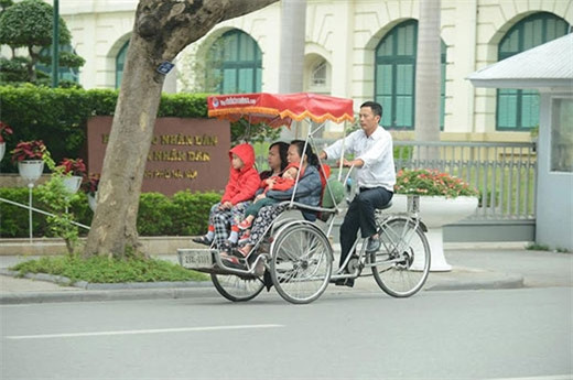 赴河内旅游的游客经常挑选三轮车观光游览。（图片来源：越南《人民军队报》）