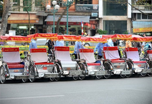 三轮车集中在还剑湖迎接游客。（图片来源：越南《人民军队报》）