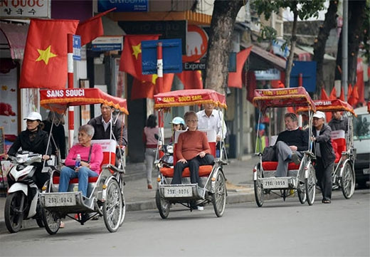 三轮车成为赴河内观光游览的游客的最佳选择。（图片来源：越南《人民军队报》）