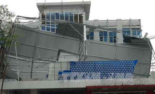 一栋房屋屋顶被掀翻了。（图片来源：越通社）