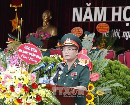 越南国防部军事技术学院院长阮功定教授发表讲话。