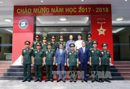 武德儋与越南国防部军事技术学院领导合影。
