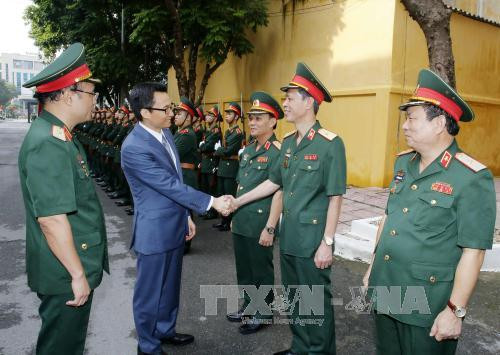 武德儋与越南国防部军事技术学院领导班子握手。