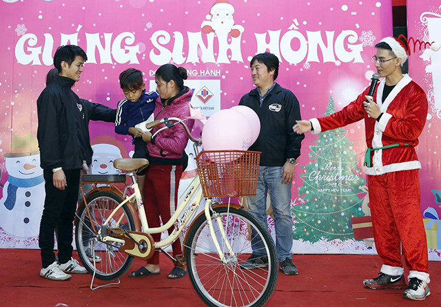 圣诞老人向正在医院治疗的儿童赠送特别礼物。（图片来源：越南《人民报》）