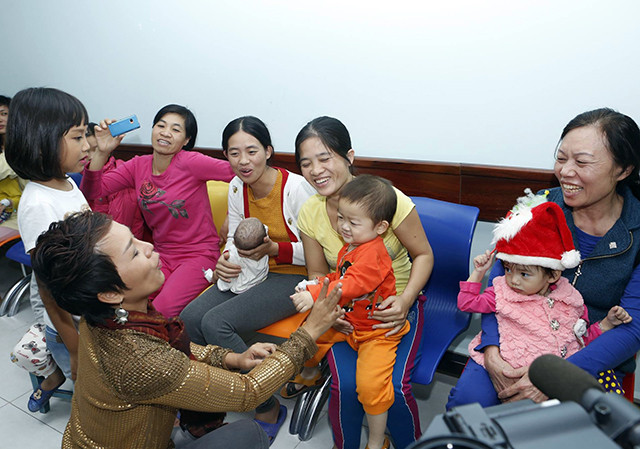 该活动的目的是帮助小朋友们暂时忘记痛苦，战胜疾病。（图片来源：越南《人民报》）