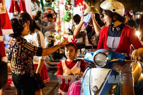 穿着圣诞衣服的​小孩（图片来源：越通社）