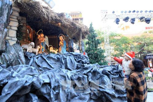 精心布置迎接圣诞节的河内大教堂（图片来源：越通社）