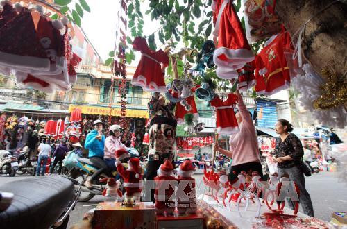 ​炫丽夺目的红绿灯饰仿佛吹走了冬天的寒冷（图片来源：越通社）