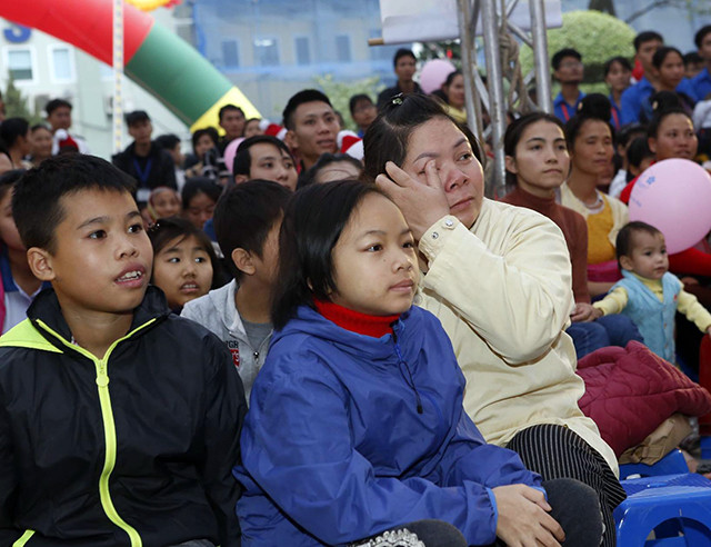 父母的微笑带着眼泪。（图片来源：越南《人民报》）