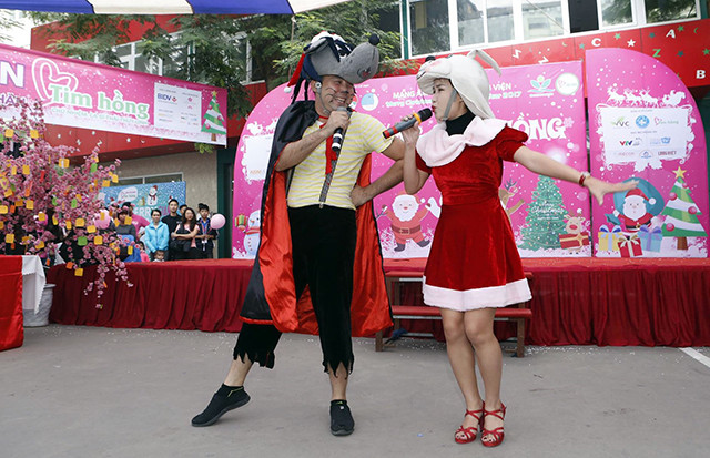 组委会还为儿童举办各项特殊文艺节目。（图片来源：越南《人民报》）