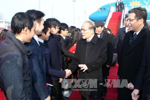  越南驻中国特命全权大使邓明魁，大使馆官员、干部和旅华越侨和越南人等来到机场迎接阮生雄主席一行。（图片来源：越通社）