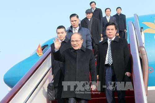  12 月 23 日十时三十分（北京时间），由越南国会主席阮生雄率领的越南国会高级代表团到达北京首都机场，开始对华进行为期五天的正式友好访问。（图片来源：越通社）