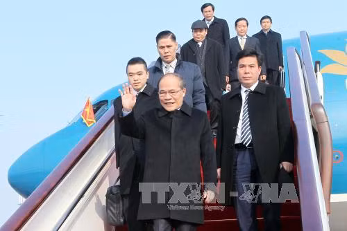  12 月 23 日十时三十分（北京时间），由越南国会主席阮生雄率领的越南国会高级代表团到达北京首都机场，开始对华进行为期五天的正式友好访问。（图片来源：越通社）