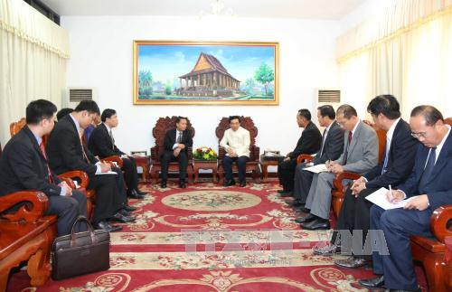 越南通讯社社长阮德利一行获老挝政治局委员、政府副总理潘坎•维帕万（Phankham Viphavan）接见 。（图片来源：越通社）