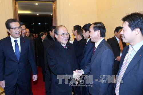  越南国会主席阮生雄一行已访问越南驻华大使馆，亲切慰问了驻华大使馆工作人员、留学生、旅华越侨和越南人代表。（图片来源：越通社）