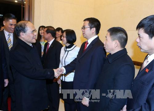  越南国会主席阮生雄一行已访问越南驻华大使馆，亲切慰问了驻华大使馆工作人员、留学生、旅华越侨和越南人代表。（图片来源：越通社）