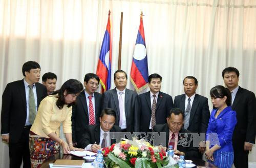 会谈结束后，双方共同签署两社业务合作协议（2016~2020年）。（图片来源：越通社）