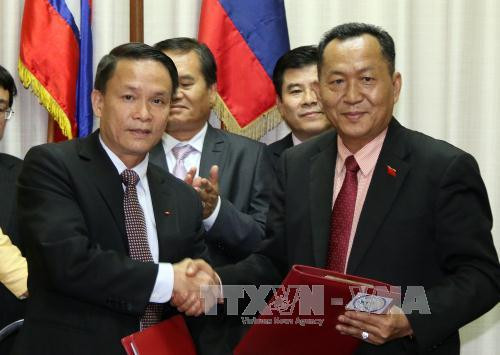 会谈结束后，双方共同签署两社业务合作协议（2016~2020年）。（图片来源：越通社）