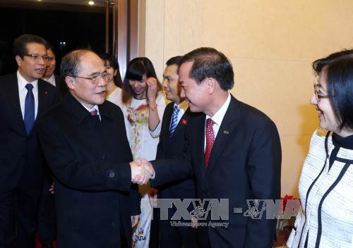  越南国会主席阮生雄一行已访问越南驻华大使馆，亲切慰问了驻华大使馆工作人员、留学生、旅华越侨和越南人代表。（图片来源：越通社）