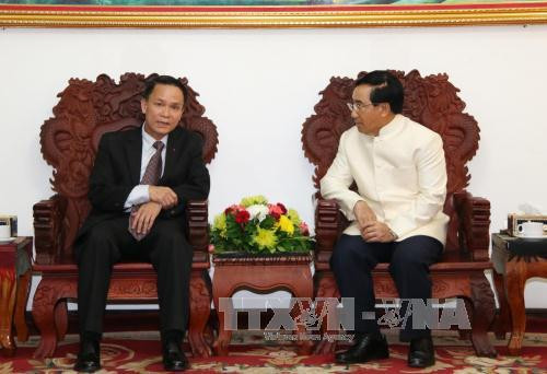越南通讯社社长阮德利一行获老挝政治局委员、政府副总理潘坎•维帕万（Phankham Viphavan）接见 。（图片来源：越通社）