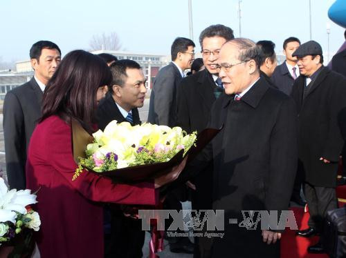  越南驻中国特命全权大使邓明魁，大使馆官员、干部和旅华越侨和越南人等来到机场迎接阮生雄主席一行。（图片来源：越通社）