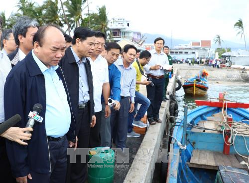 阮春福视察庆和省万宁县12号台风灾后恢复重建工作。越通社记者 统一 摄