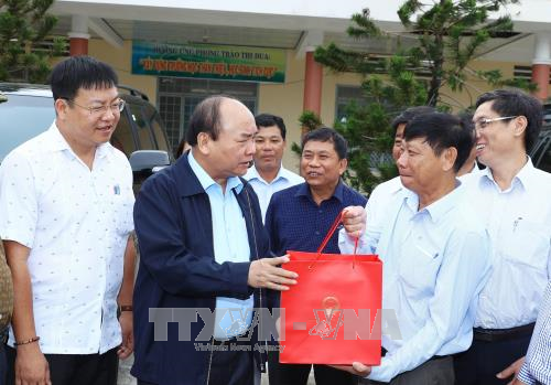 阮春福视察庆和省万宁县12号台风灾后恢复重建工作。越通社记者 统一 摄