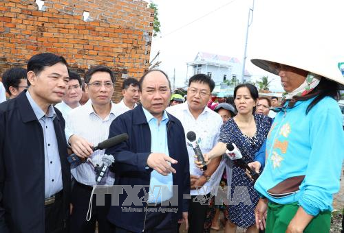 阮春福视察庆和省万宁县12号台风灾后恢复重建工作。越通社记者 统一 摄