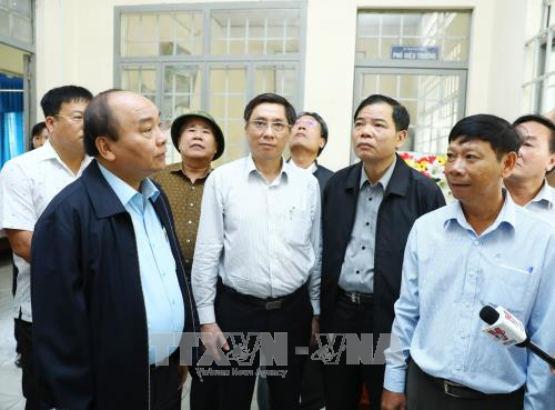 阮春福视察庆和省万宁县12号台风灾后恢复重建工作。越通社记者 统一 摄