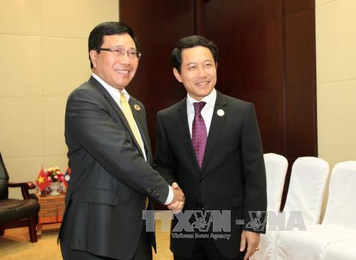  出席第49届东盟外长会议期间，越南政府副总理兼外交部部长范平明会见老挝外长沙伦塞。