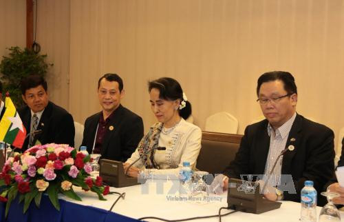  出席第49届东盟外长会议期间，越南政府副总理兼外交部部长范平明会见缅甸外长昂山素季。