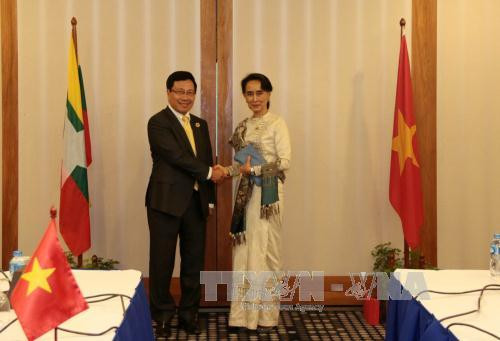  出席第49届东盟外长会议期间，越南政府副总理兼外交部部长范平明会见缅甸外长昂山素季。