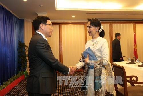  出席第49届东盟外长会议期间，越南政府副总理兼外交部部长范平明会见缅甸外长昂山素季。