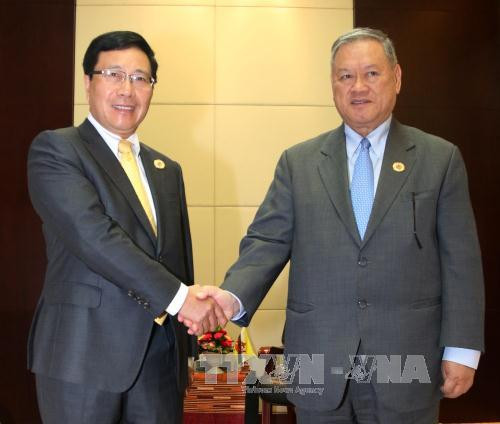  出席第49届东盟外长会议期间，越南政府副总理兼外交部部长范平明会见文莱外交和贸易部第二部长林玉成。
