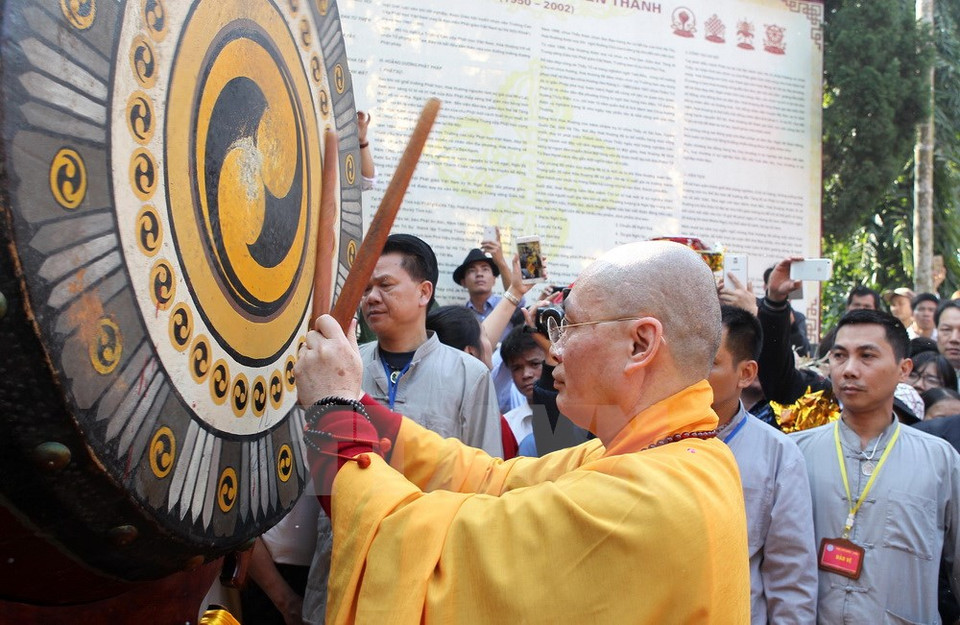  香山寺住持释明贤上座打鼓开庙会（图片来源：越通社）