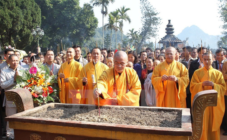  香山寺住持释明贤上座同曾妮佛子及代表们上香（图片来源：越通社）