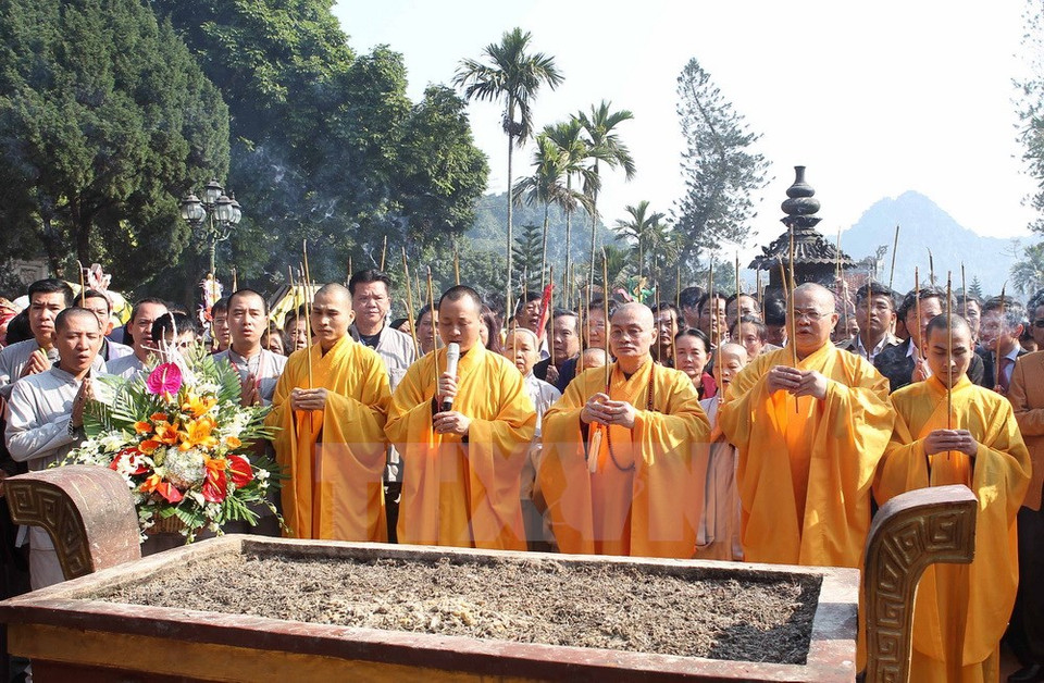  香山寺住持释明贤上座同曾妮佛子及代表们上香（图片来源：越通社）