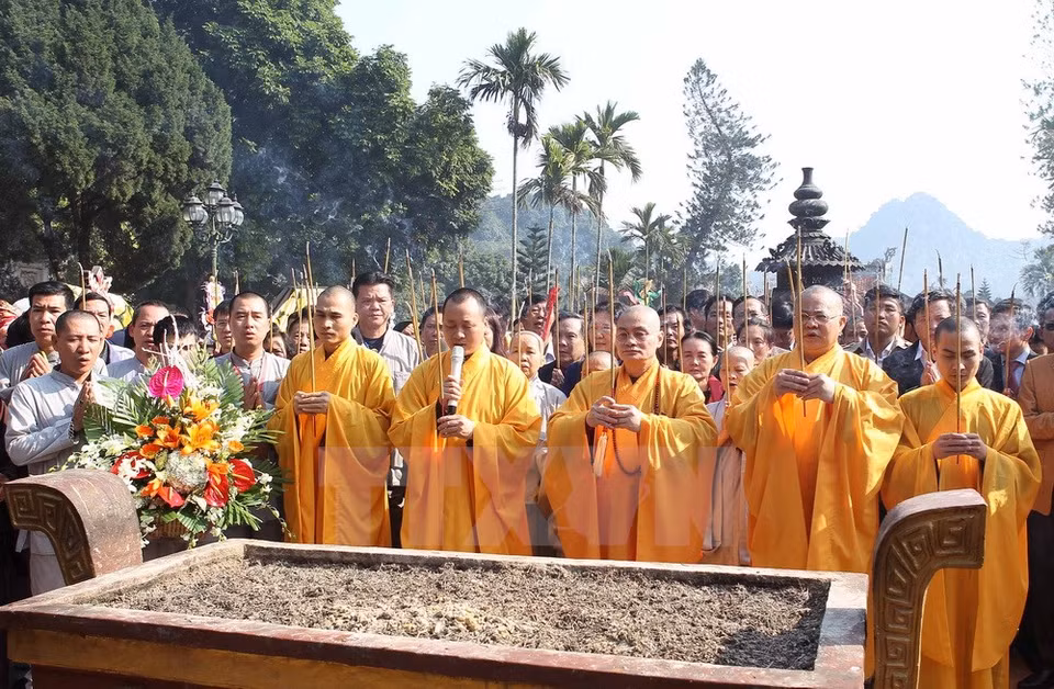  香山寺住持释明贤上座同曾妮佛子及代表们上香（图片来源：越通社）