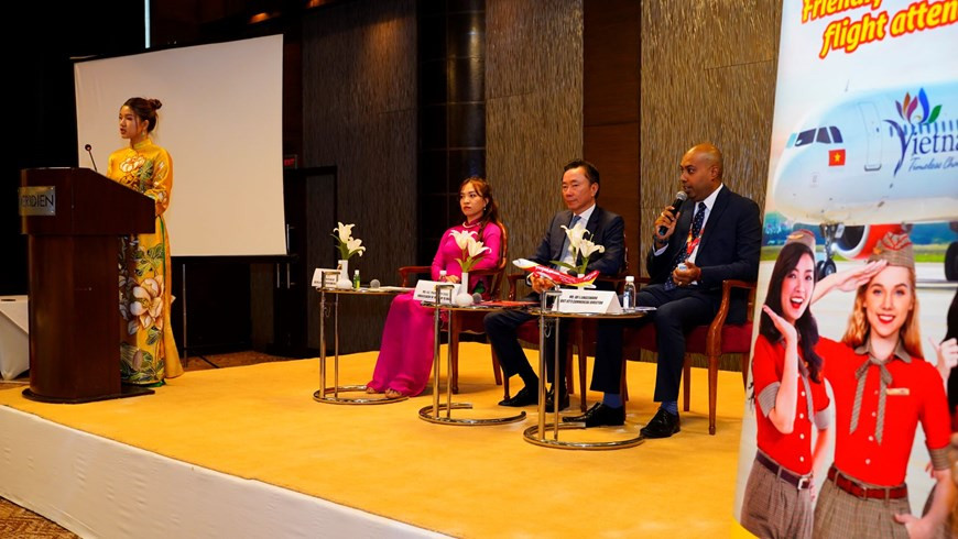 越捷是拥有越南往返印度行线最多的航空公司，到今年9月份直达航线共17条，印度5大城市的旅客可直飞岘港，游览会安和美山圣地、顺化故都、韩松洞等越南中部著名旅游景点。从印度孟买和新德里飞往岘港的首两条直达航线将于10月17日和10月18日开通，此外，班加罗尔，海得拉巴和艾哈迈达巴德飞往岘港市的三条新航线将分别于2022年11月28日、29日和2022年12月1日起飞。图自Vietnam+