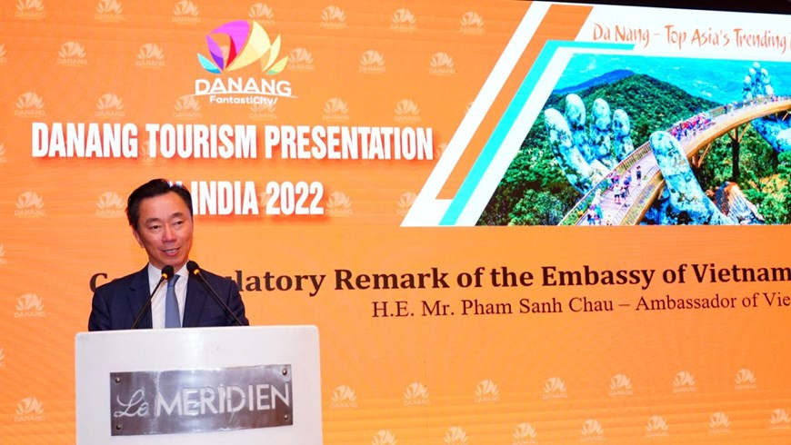 越南驻印度大使范生周表示，目前，印度游客对越南签证的申请需求显著提升，由之前的250份签证增加到了当前的6000份，增加了23倍，其中有许多关于在越南办喜酒和举行会议的申请。该活动吸引了印度旅行社、婚庆公司、会奖旅游供应商MICE和30余家印度媒体机构等的100余名代表出席该活动。图自Vietnam+