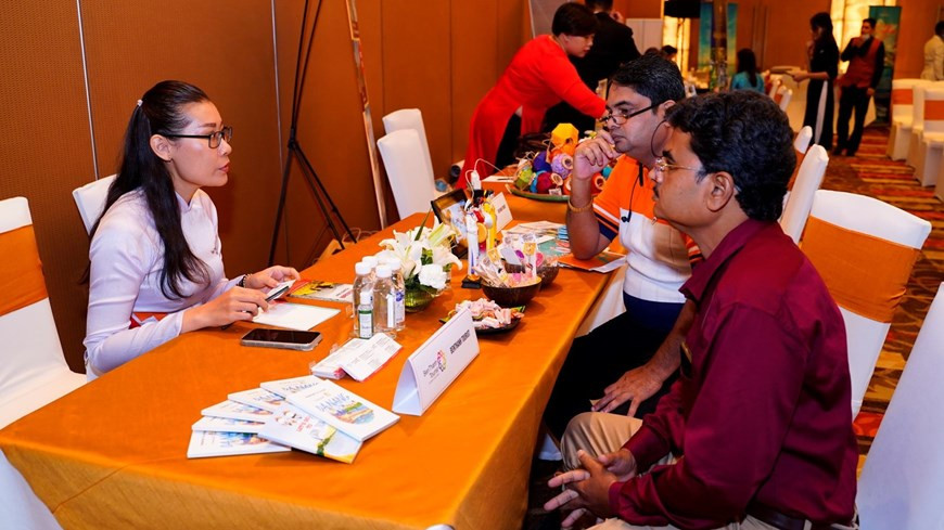 岘港市旅游协会同印度会奖旅游（NIMA）伙伴签署合作协议，重点开发会奖旅游产品。专家认为，印度将是后疫情时代越南许多旅游景点的重要客源市场。印度积极的开放政策以及印度旅客庞大的旅游需求或将能弥补未全面开放的东北亚传统市场的客源缺口。两国企业之间的旅游对接活动。图自Vietnam+